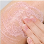 اسکراب کرمی اطلس مدل Strawberry مناسب لایه‌برداری و پاکسازی پوست
