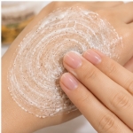 اسکراب کرمی اطلس مدل Coconut مناسب انواع پوست صورت و بدن
