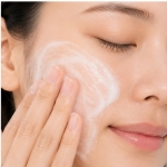 شوینده ملایم صورت پوست معمولی تا خشک Rosaclin Beauty Care Creamy Wash حاوی گلیسیرین و هیالورونیک اسید