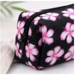 کیف آرایشی و بهداشتی مالنا Malena مدل Floral مشکی با طرح گل و زیپ‌دار